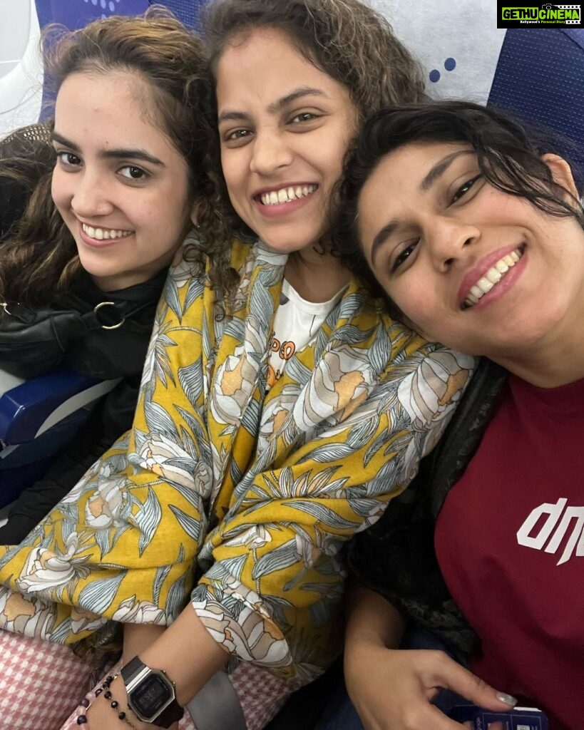 Mrunal Thakur Instagram - Hello sisters 👯‍♀️ I love you to the moon and back 🌹