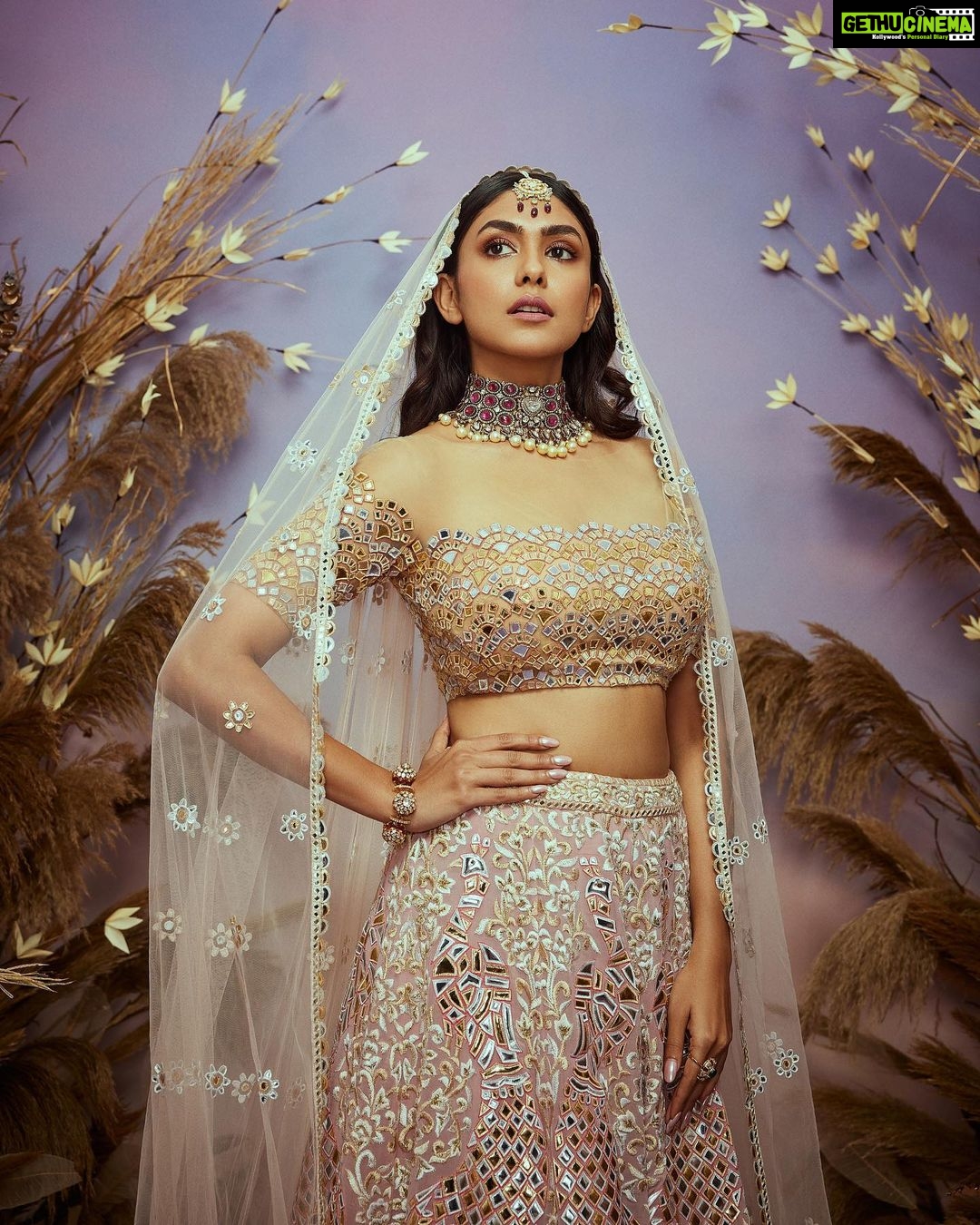 Mrunal Thakur Instagram - 💕💕💕 @asalabusandeep @abujanisandeepkhosla @cpaaindia Styled: @who_wore_what_when Jewellery: @narayanjewels Make up: Lochan Thakur @missblender Assisted by: Shilpa Bichukale @shilpa__bichukale Hair: Deepali Deokar @deepalid10 Assisted by: Karan Koli @karan_nkoli Shot by: @chandrahas_prabhu
