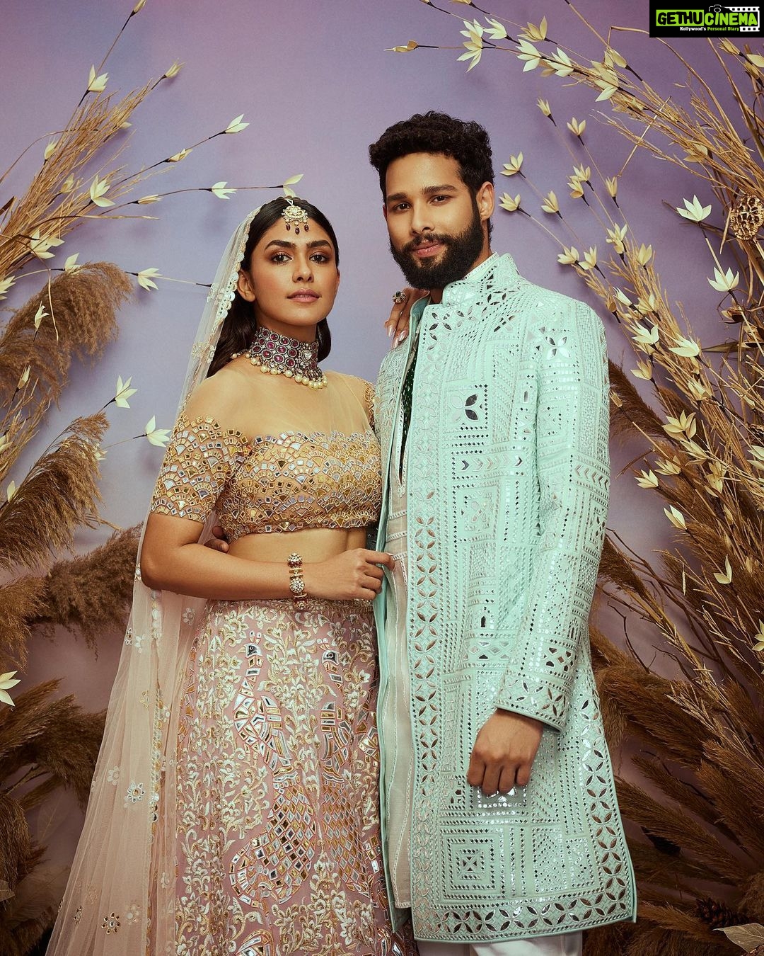 Mrunal Thakur Instagram - 💕💕💕 @asalabusandeep @abujanisandeepkhosla @cpaaindia Styled: @who_wore_what_when Jewellery: @narayanjewels Make up: Lochan Thakur @missblender Assisted by: Shilpa Bichukale @shilpa__bichukale Hair: Deepali Deokar @deepalid10 Assisted by: Karan Koli @karan_nkoli Shot by: @chandrahas_prabhu