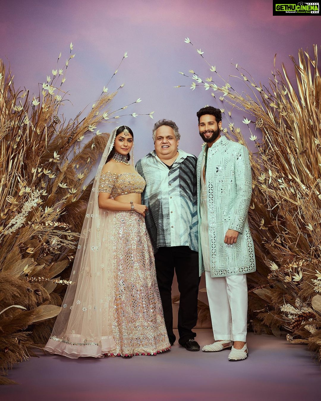 Mrunal Thakur Instagram - 💕💕💕 @asalabusandeep @abujanisandeepkhosla @cpaaindia Styled: @who_wore_what_when Jewellery: @narayanjewels Make up: Lochan Thakur @missblender Assisted by: Shilpa Bichukale @shilpa__bichukale Hair: Deepali Deokar @deepalid10 Assisted by: Karan Koli @karan_nkoli Shot by: @chandrahas_prabhu