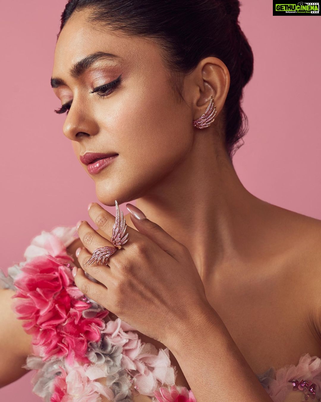 Mrunal Thakur Instagram - 💅🏼 Gown @saiidkobeisy Jewellery @herstoryjewels Clutch @judithleiberindia Shoes @louboutinworld Styled by @aasthasharma Assisted by @gehnadholakia sakshichitalia Makeup by @sadhnasingh1 Hair by @hairbyrajabali Photos: @eshaangirri