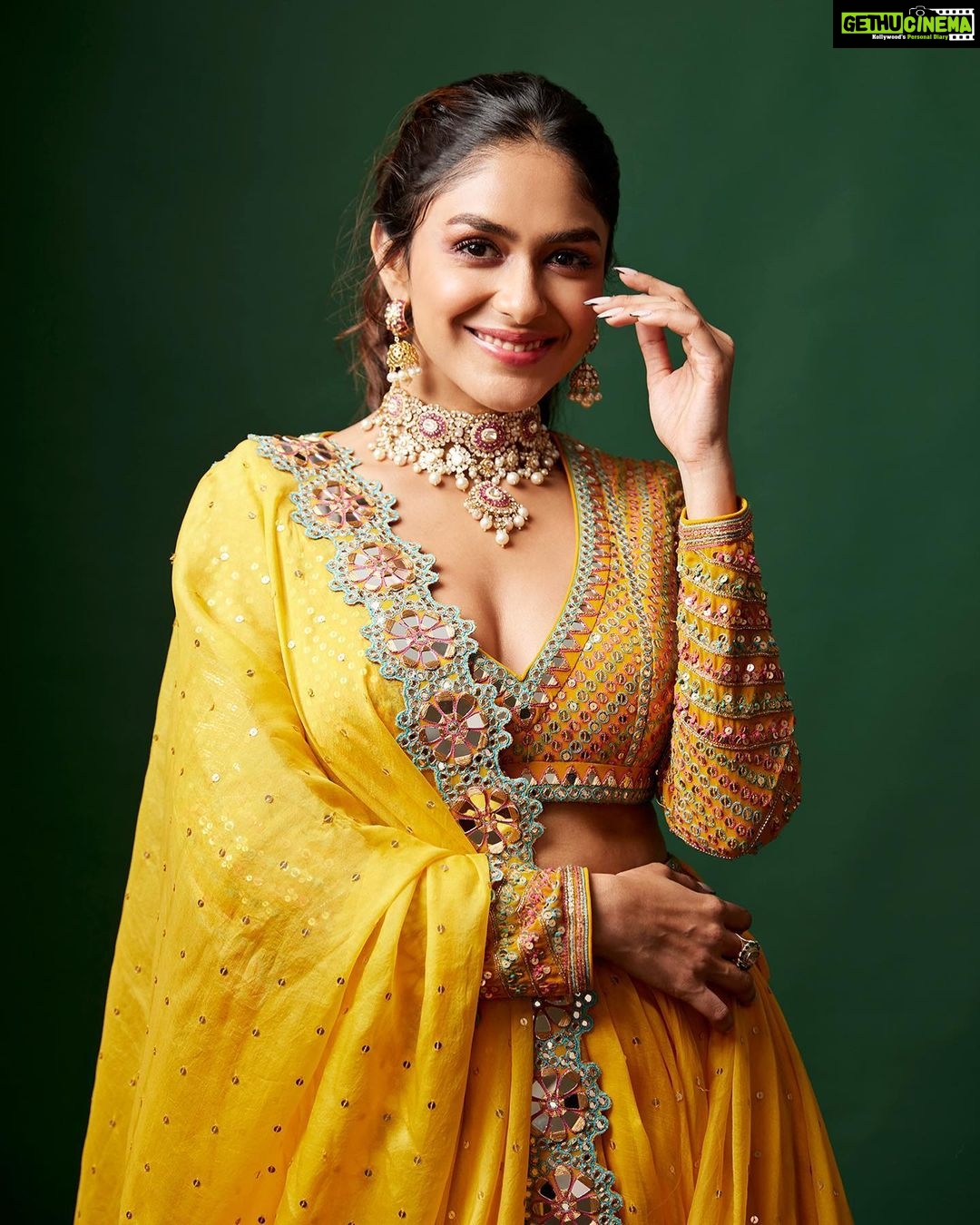 Mrunal Thakur Instagram - Happy Sankranti and Happy Pongal 🥰💛 Outfit @vvanivats Jewellery @anmoljewellers @dipublicrelations Styled by @nupur_p @gaurvivdesai Make up and hair: @bhavyaarora Assisted by: @_praveenvarma