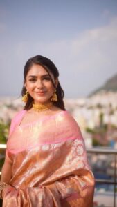 Mrunal Thakur Instagram - 💕💕💕💕 Saree- @kankatala_ @allboutcommunication Jewellery @shoppaksha @karidhma.joolry Styled by @gaurvivdesai @nupur_p Make up: @missblender Hair: @deepalid10 Photos and video by : @jvfilms_