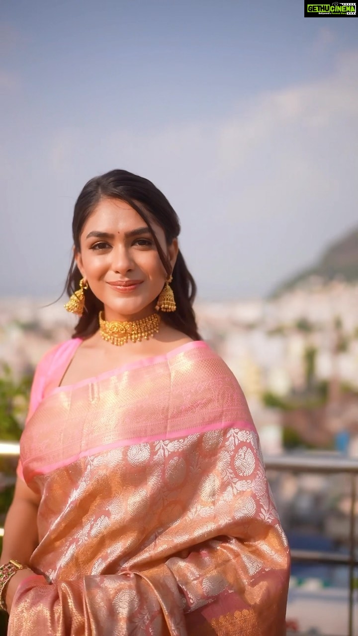 Mrunal Thakur Instagram - 💕💕💕💕 Saree- @kankatala_ @allboutcommunication Jewellery @shoppaksha @karidhma.joolry Styled by @gaurvivdesai @nupur_p Make up: @missblender Hair: @deepalid10 Photos and video by : @jvfilms_