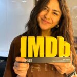 Mrunal Thakur Instagram - Sita Ramam - Most popular INDIAN FILM yayayyyayyayayayayayyayayayayyayayayayayyayayaya @imdb_in oh god I’m so happy to hold this award! Thank you thank you thank you 😭😭😭😭😭😭😭😭❤️❤️❤️❤️❤️❤️ 2022 best year🥹⚡️ You guys ❤️❤️❤️❤️ @vyjayanthimovies @swapnaduttchalasani @hanurpudi @dqsalmaan @rashmika_mandanna @composer_vishal @sumanth_kumar Best way to end the year 😇🙏🏼