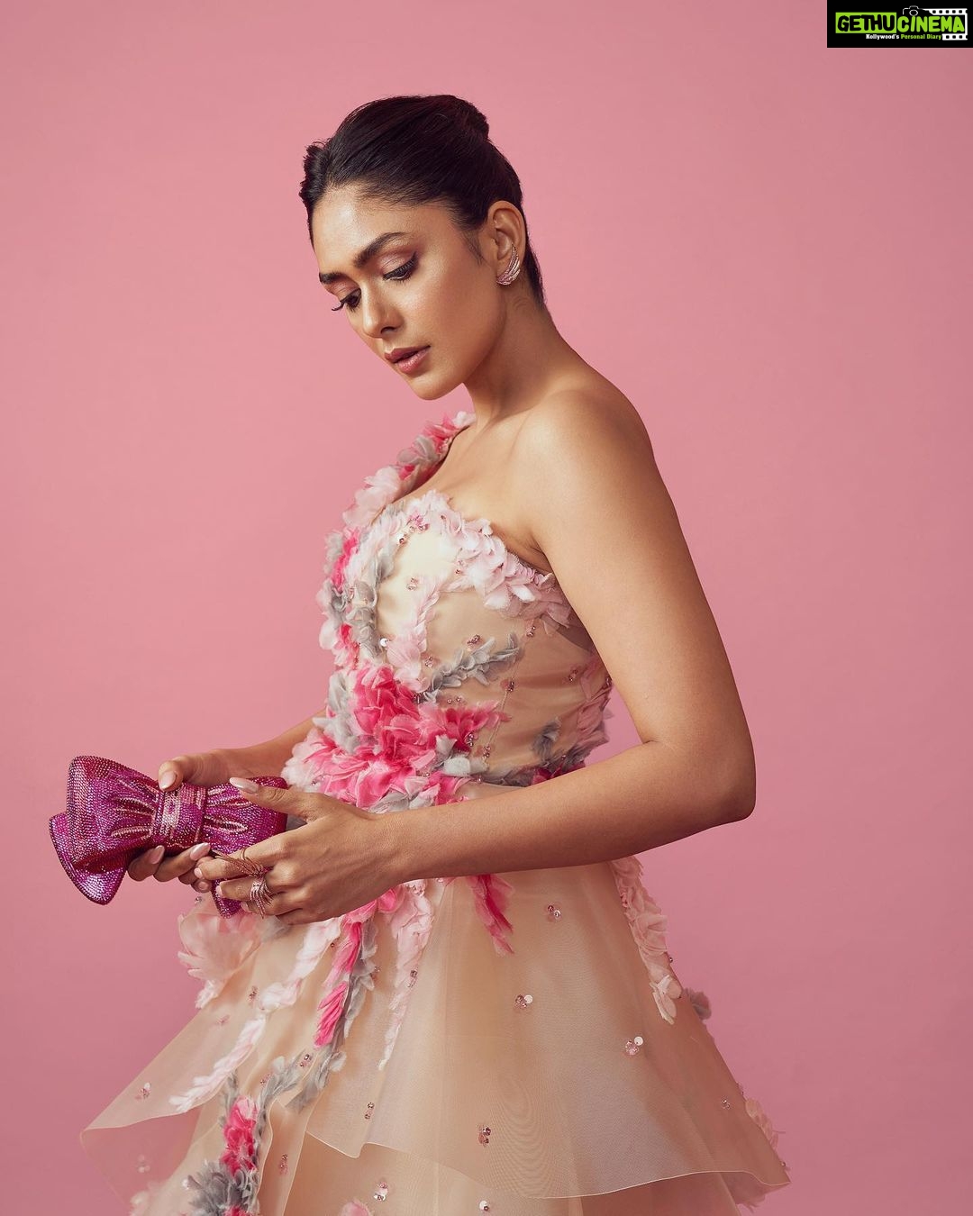 Mrunal Thakur Instagram - 💅🏼 Gown @saiidkobeisy Jewellery @herstoryjewels Clutch @judithleiberindia Shoes @louboutinworld Styled by @aasthasharma Assisted by @gehnadholakia sakshichitalia Makeup by @sadhnasingh1 Hair by @hairbyrajabali Photos: @eshaangirri