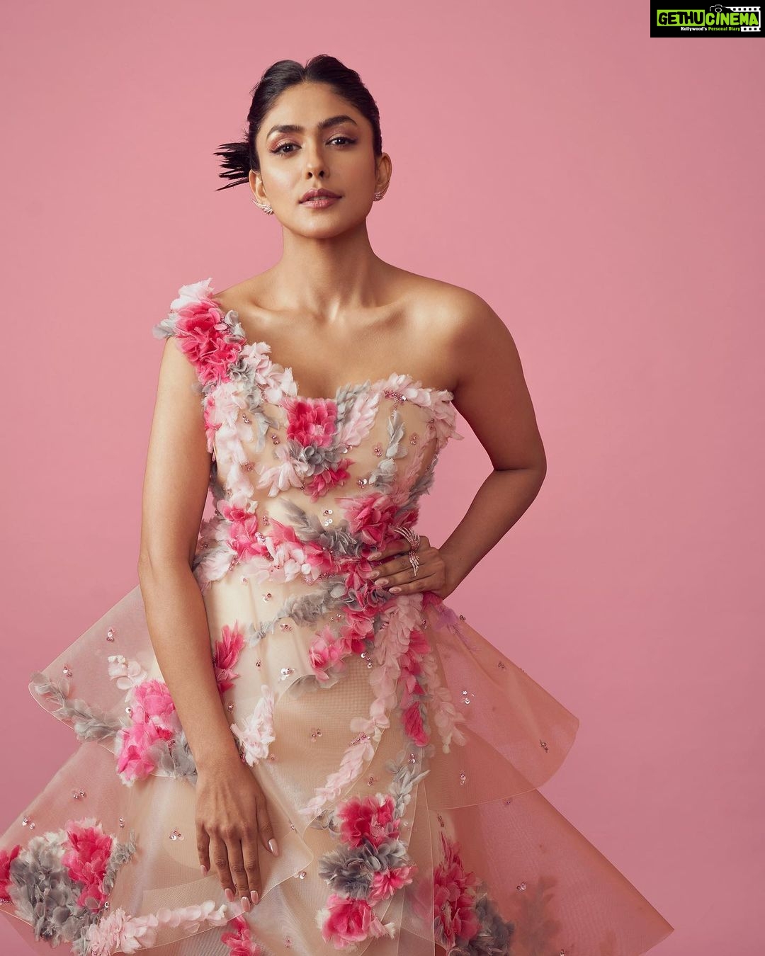 Mrunal Thakur Instagram - 💅🏼 Gown @saiidkobeisy Jewellery @herstoryjewels Clutch @judithleiberindia Shoes @louboutinworld Styled by @aasthasharma Assisted by @gehnadholakia sakshichitalia Makeup by @sadhnasingh1 Hair by @hairbyrajabali Photos: @eshaangirri