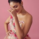 Mrunal Thakur Instagram - 💅🏼 Gown @saiidkobeisy Jewellery @herstoryjewels Clutch @judithleiberindia Shoes @louboutinworld Styled by @aasthasharma Assisted by @gehnadholakia sakshichitalia Makeup by @sadhnasingh1 Hair by @hairbyrajabali Photos: @eshaangirri