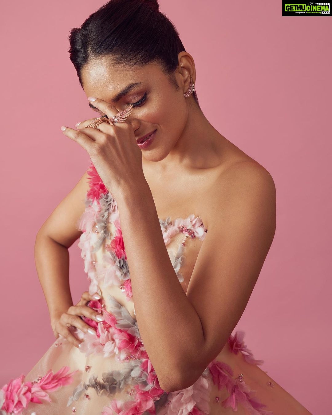 Mrunal Thakur Instagram - 💅🏼 Gown @saiidkobeisy Jewellery @herstoryjewels Clutch @judithleiberindia Shoes @louboutinworld Styled by @aasthasharma Assisted by @gehnadholakia sakshichitalia Makeup by @sadhnasingh1 Hair by @hairbyrajabali Photos: @eshaangirri