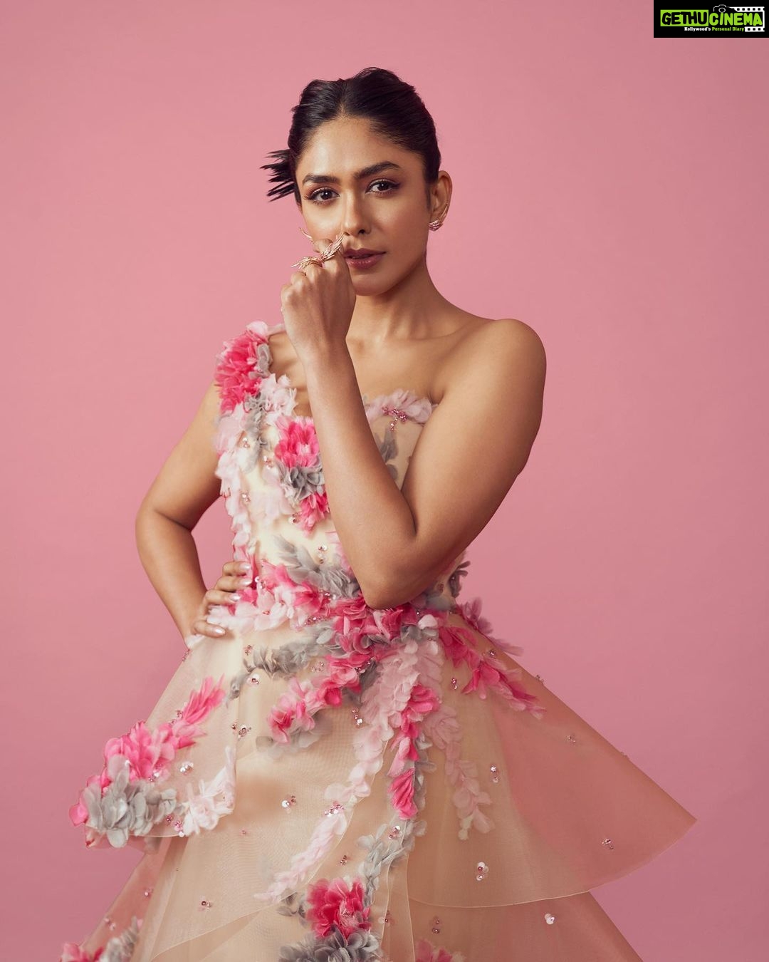 Mrunal Thakur Instagram - 💅🏼 Gown @saiidkobeisy Jewellery @herstoryjewels Clutch @judithleiberindia Shoes @louboutinworld Styled by @aasthasharma Assisted by @gehnadholakia sakshichitalia Makeup by @sadhnasingh1 Hair by @hairbyrajabali Photos: @eshaangirri