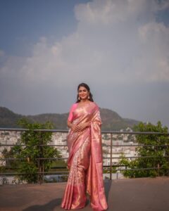 Mrunal Thakur Instagram - Saree love 💕 

Saree- @kankatala_  @allboutcommunication
Jewellery @shoppaksha @karidhma.joolry
Styled by @gaurvivdesai @nupur_p
Make up: @missblender 
Hair: @deepalid10
Photos: @jvfilms_