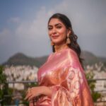 Mrunal Thakur Instagram – Saree love 💕 

Saree- @kankatala_  @allboutcommunication
Jewellery @shoppaksha @karidhma.joolry
Styled by @gaurvivdesai @nupur_p
Make up: @missblender 
Hair: @deepalid10
Photos: @jvfilms_