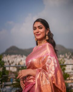 Mrunal Thakur Instagram - Saree love 💕 

Saree- @kankatala_  @allboutcommunication
Jewellery @shoppaksha @karidhma.joolry
Styled by @gaurvivdesai @nupur_p
Make up: @missblender 
Hair: @deepalid10
Photos: @jvfilms_
