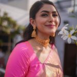 Mrunal Thakur Instagram - Saree love 💕 Saree- @kankatala_ @allboutcommunication Jewellery @shoppaksha @karidhma.joolry Styled by @gaurvivdesai @nupur_p Make up: @missblender Hair: @deepalid10 Photos: @jvfilms_