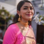 Mrunal Thakur Instagram – Saree love 💕 

Saree- @kankatala_  @allboutcommunication
Jewellery @shoppaksha @karidhma.joolry
Styled by @gaurvivdesai @nupur_p
Make up: @missblender 
Hair: @deepalid10
Photos: @jvfilms_