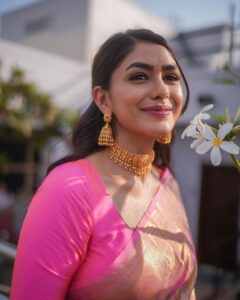 Mrunal Thakur Instagram - Saree love 💕 

Saree- @kankatala_  @allboutcommunication
Jewellery @shoppaksha @karidhma.joolry
Styled by @gaurvivdesai @nupur_p
Make up: @missblender 
Hair: @deepalid10
Photos: @jvfilms_