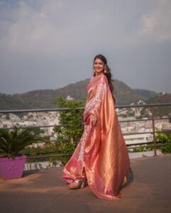 Mrunal Thakur Instagram - Saree love 💕 

Saree- @kankatala_  @allboutcommunication
Jewellery @shoppaksha @karidhma.joolry
Styled by @gaurvivdesai @nupur_p
Make up: @missblender 
Hair: @deepalid10
Photos: @jvfilms_