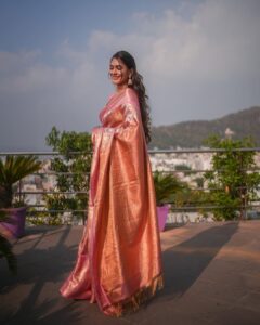 Mrunal Thakur Instagram - Saree love 💕 

Saree- @kankatala_  @allboutcommunication
Jewellery @shoppaksha @karidhma.joolry
Styled by @gaurvivdesai @nupur_p
Make up: @missblender 
Hair: @deepalid10
Photos: @jvfilms_