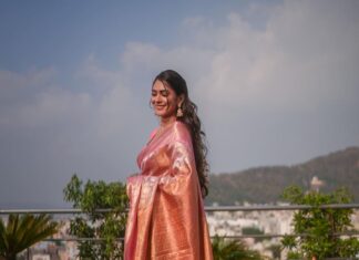 Mrunal Thakur Instagram - Saree love 💕 Saree- @kankatala_ @allboutcommunication Jewellery @shoppaksha @karidhma.joolry Styled by @gaurvivdesai @nupur_p Make up: @missblender Hair: @deepalid10 Photos: @jvfilms_