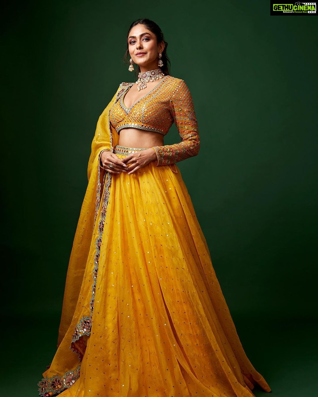 Mrunal Thakur Instagram - Happy Sankranti and Happy Pongal 🥰💛 Outfit @vvanivats Jewellery @anmoljewellers @dipublicrelations Styled by @nupur_p @gaurvivdesai Make up and hair: @bhavyaarora Assisted by: @_praveenvarma