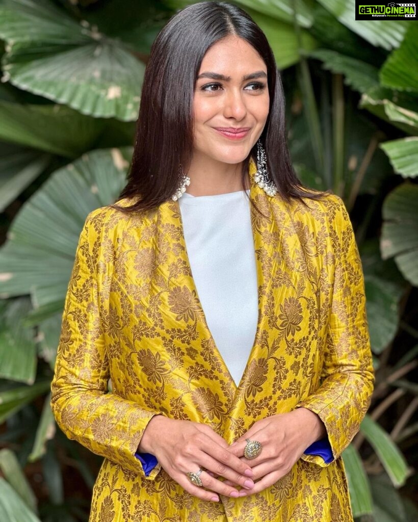 Mrunal Thakur Instagram - On a mini work tour before the year ends! Thank you Bengaluru 💘💫 Outfit @payalkhandwala Earrings @rubans.in @oakpinionpr Rings @abhilasha_pret_jewelery Footwear @charleskeithofficial Styled by @sheefajgilani Assisted by @kashishsinhaaa Coordinated by @niyoshi.jain @tanyasadhwhiny Glam team @missblender @deepalid10