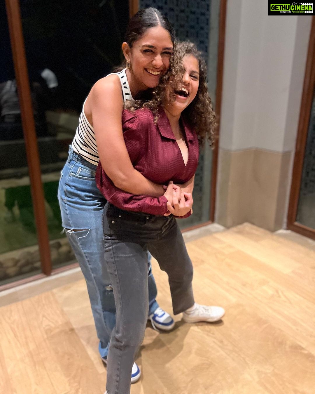 Mrunal Thakur Instagram - Wrapping up the Mumbai schedule with a heart full of gratitude and a camera full of memories! #Nani30 It's the first time I'm shooting a South film in moi city and we had hella fun through it all. ❤️🌻