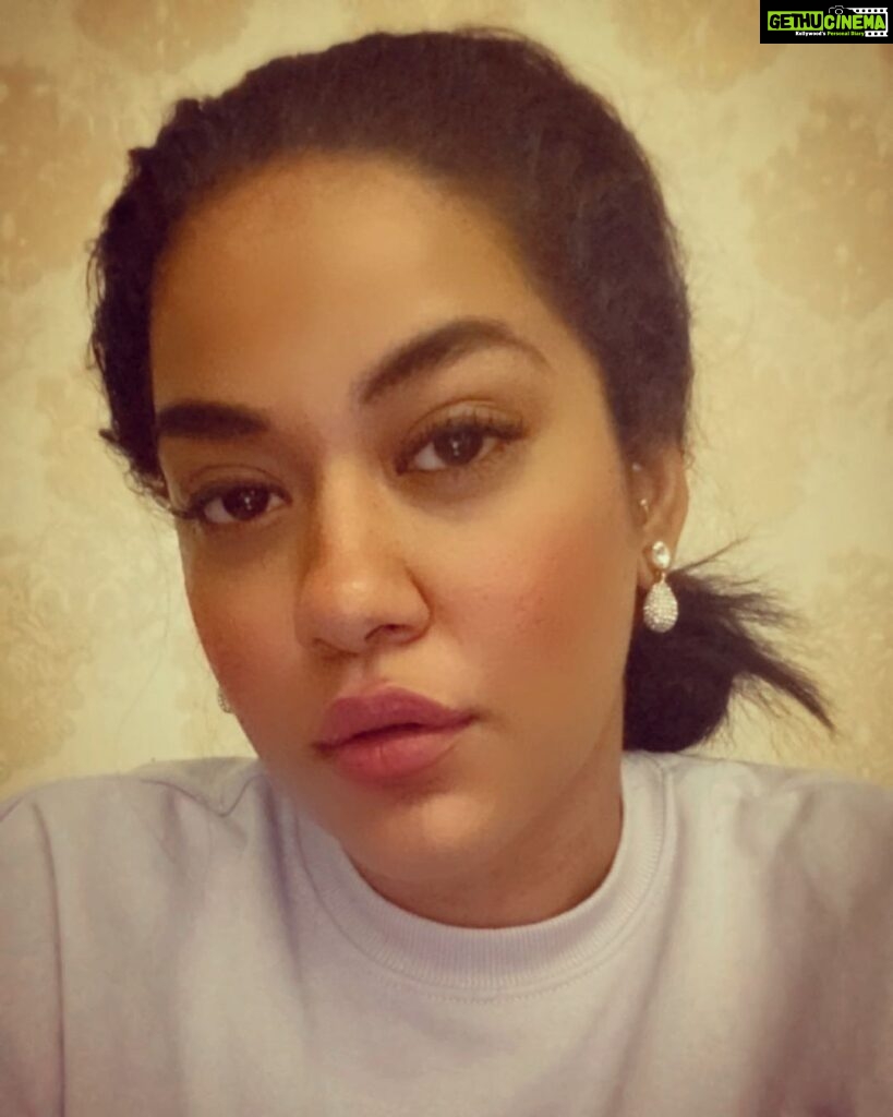 Mumaith Khan Instagram - Strong people have a strong sense of self-worth and self-awareness; they don’t need the approval of others.-Roy T. Bennett😇 #acceptance #awesome #believeinyourself #respectyourself #care #dreams #encouragement #faith #grace #glitter #smile #stronger #peace #positivity #innerpeace #workhard #appreciation #selfesteem #selfrespect #motivation #wiser #wisdom #happiness #love #life 💖🌸😘