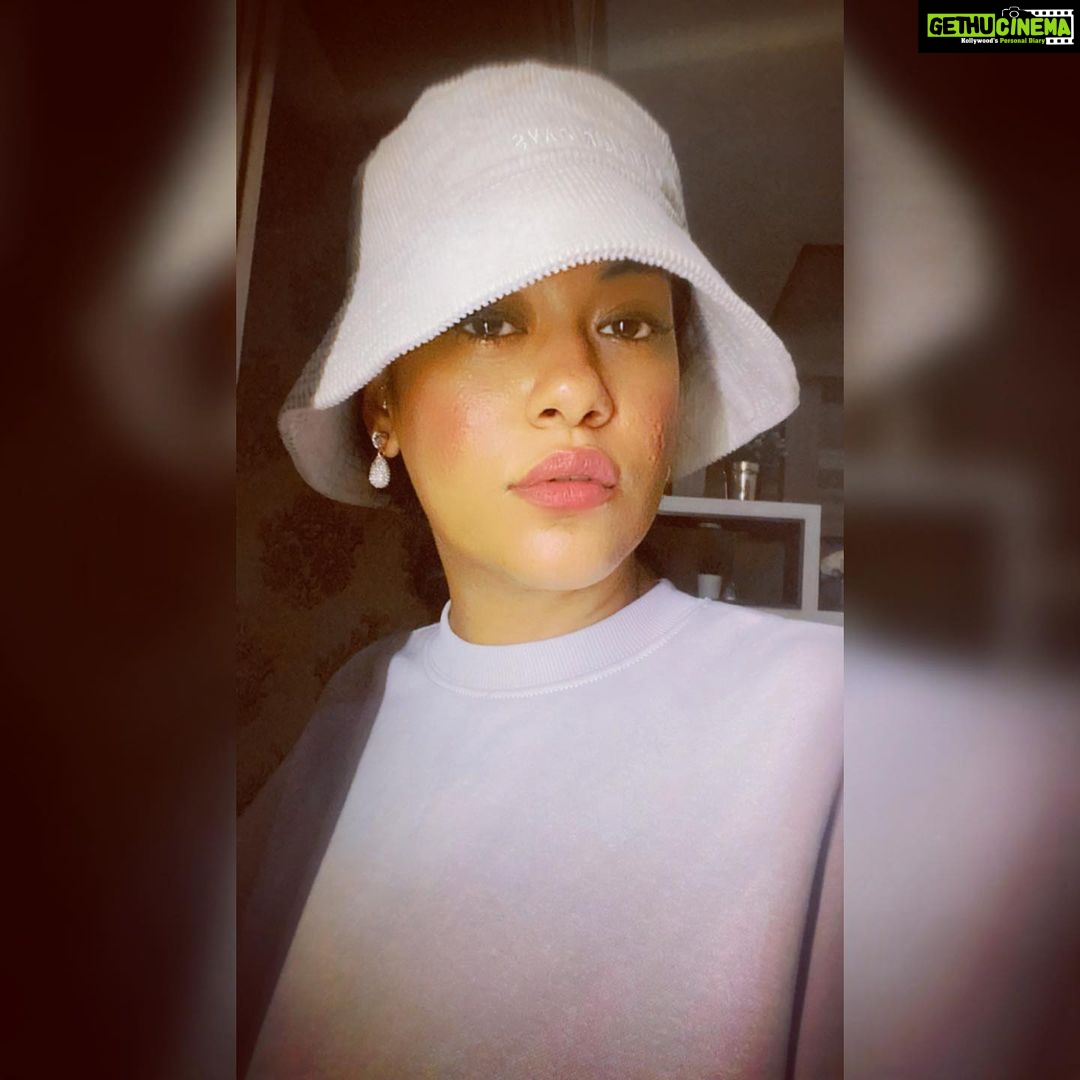 Mumaith Khan Instagram - Life is like a game of chess.To win you have to make a move.Knowing which move to make comes with IN-SIGHT and knowledge, and by learning the lessons that are acculated along the way. We become each and every piece within the game called life!-Allan Rufus😇 #acceptance #awesome #believeinyourself #respectyourself #care #dreams #encouragement #faith #grace #glitter #smile #stronger #peace #positivity #innerpeace #workhard #appreciation #selfesteem #selfrespect #motivation #wiser #wisdom #happiness #love #life 💖🌸😘