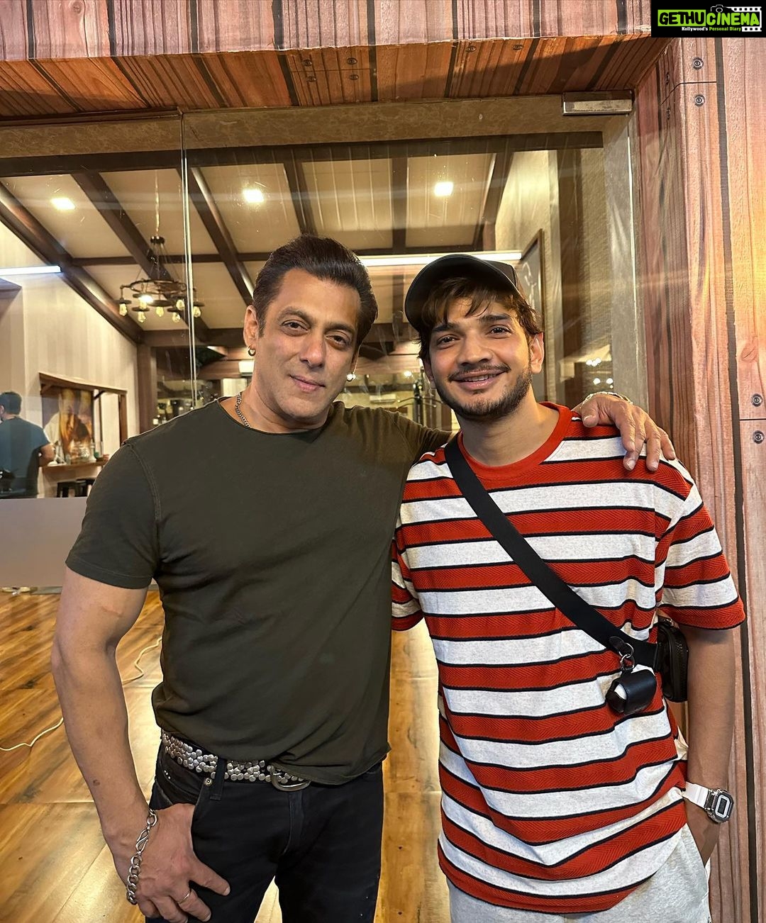 Munawar Faruqui - 1.4 Million Likes - Eid Mubarak ho gai🥳 kind bhai
pitara of guidance and suggestions 🙏