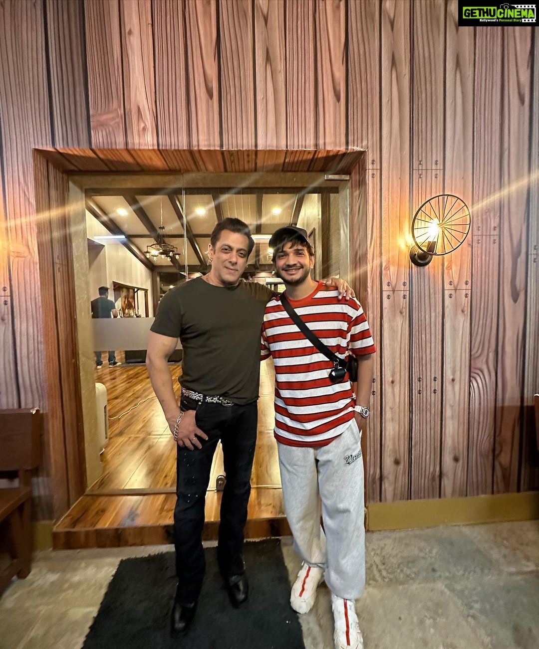Munawar Faruqui - 1.4 Million Likes - Eid Mubarak ho gai🥳 kind bhai
pitara of guidance and suggestions 🙏
