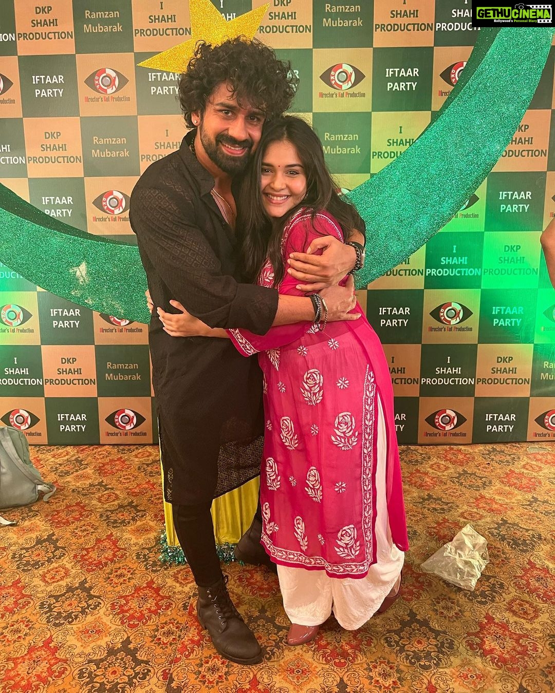 Muskan Bamne Instagram - Bhai-behen ki iftaari, 👦🧒 With dkp family humari…. 🙏❤️🌙😇🤗✨🪬🧿☮️ #aboutlastnight #iftaarparty #iftaar #familytime #anupamaa #yehrishtakyakehlatahai #albela #meet #celebrate #greet #food #happyvibes #thankful #toshu #paakhi #brothersisterlove @directorskutproduction @rajan.shahi.543 #sir #thuthuthu outfit @kailashchikans ❤️🤗👍 Mumbai, Maharashtra