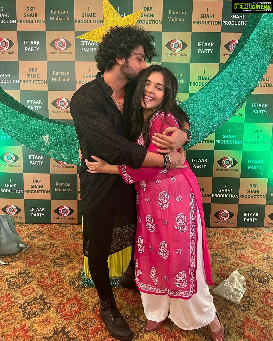 Muskan Bamne Instagram - Bhai-behen ki iftaari, 👦🧒 With dkp family humari…. 🙏❤️🌙😇🤗✨🪬🧿☮️ #aboutlastnight #iftaarparty #iftaar #familytime #anupamaa #yehrishtakyakehlatahai #albela #meet #celebrate #greet #food #happyvibes #thankful #toshu #paakhi #brothersisterlove @directorskutproduction @rajan.shahi.543 #sir #thuthuthu outfit @kailashchikans ❤️🤗👍 Mumbai, Maharashtra