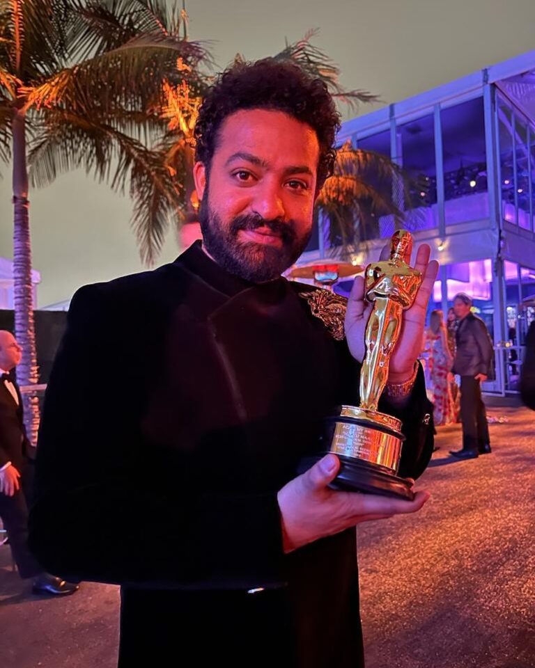 N. T. Rama Rao Jr. Instagram - And we did it… #Oscars95 #NaatuNaatu #RRRMovie Congratulations @mmkeeravaani Sir ji, Jakkanna @ssrajamouli , @boselyricist garu, the entire team and the nation 🇮🇳.