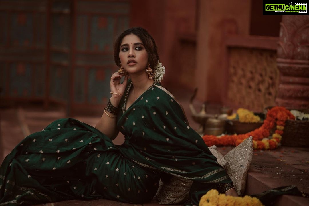 Nabha Natesh Instagram - π¦π¦π¦π¦ : : : : : Conceptualisation: I & @sandhya__sabbavarapu Styling & art direction : @sandhya__sabbavarapu @team_sandhya Makeup: @makeupbykamaljeet Hair @naidukavala Photography: @adrin_sequeira Photography Assistant : @srinu_visuals Styling assistants: @rashmi_angara @thumu_bhavana @sirichandhana_medi Saree: @omanas_clothing Location: @themayabazar Cordination: @karthik_peruru @monikcherukuri @dilipkotyada