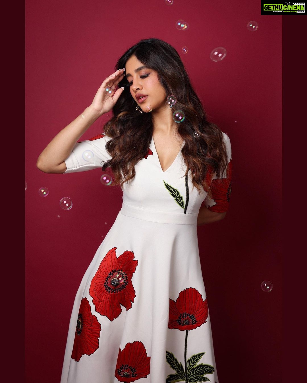 Nabha Natesh Instagram - ☎️ me the bubble buster ! Ok bye ! : : : : Outfit - @shahinmannan X @elevate_promotions Jwellery - @houseofqc Stylist - @sandhya__sabbavarapu Styling team - @team_sandhya @sirichandana_medi Photograper- @pranav.foto