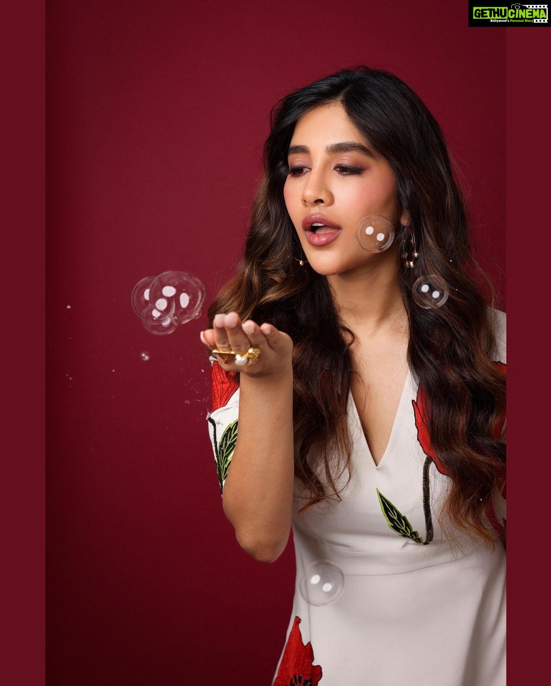 Nabha Natesh Instagram - ☎️ me the bubble buster ! Ok bye ! : : : : Outfit - @shahinmannan X @elevate_promotions Jwellery - @houseofqc Stylist - @sandhya__sabbavarapu Styling team - @team_sandhya @sirichandana_medi Photograper- @pranav.foto