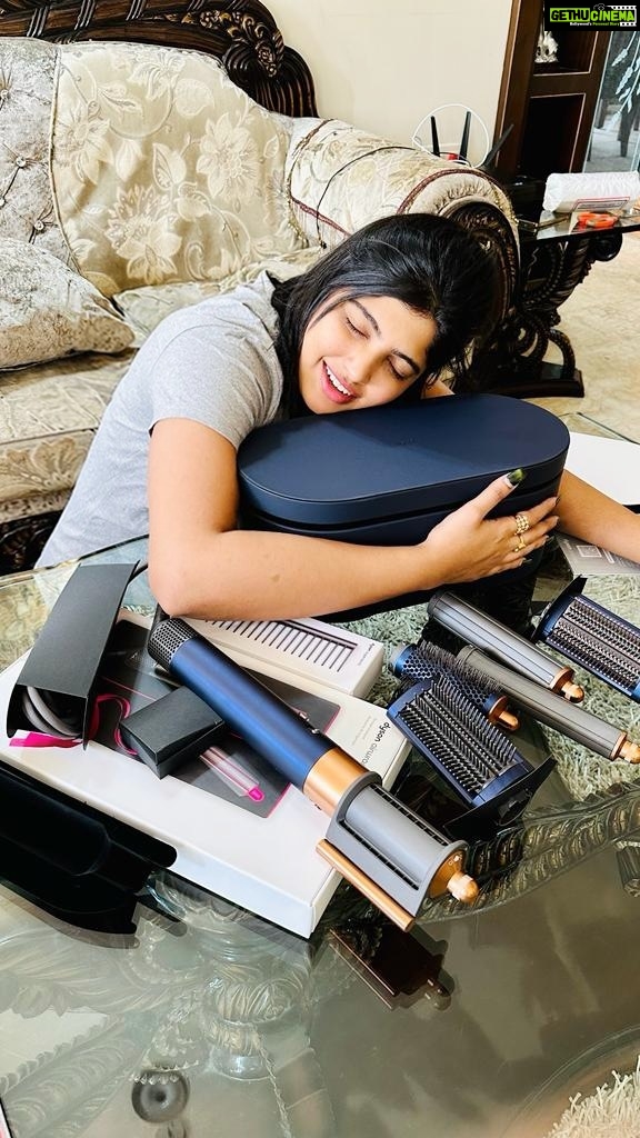 Naina Sarwar Instagram - Crazzyy hair obsessions😌 @dyson_india #dysonairwrap #dyson @dysonhairpro @dysonhair