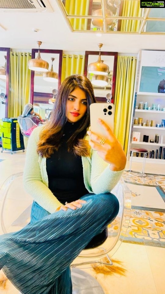 Naina Sarwar Instagram - Hello new hair🤗 Thank u @bodycraftspasalon for this cool hair do, i absolutely loved it🫰🏻 Bodycraft Spa & Salon
