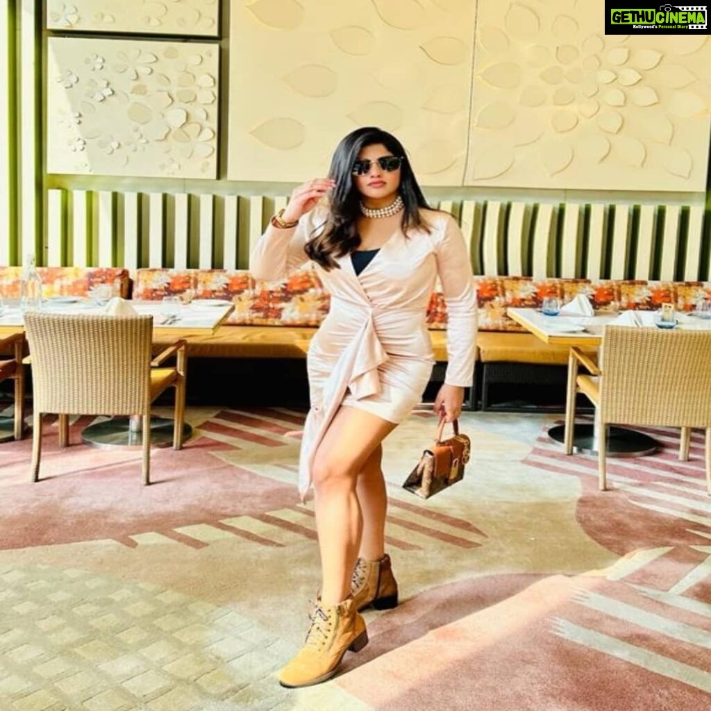 Naina Sarwar Instagram - If ur happy and u know it, flaunt ur legs😁👏🏻👏🏻👏🏻 Sheraton Grand Bangalore Hotel at Brigade Gateway