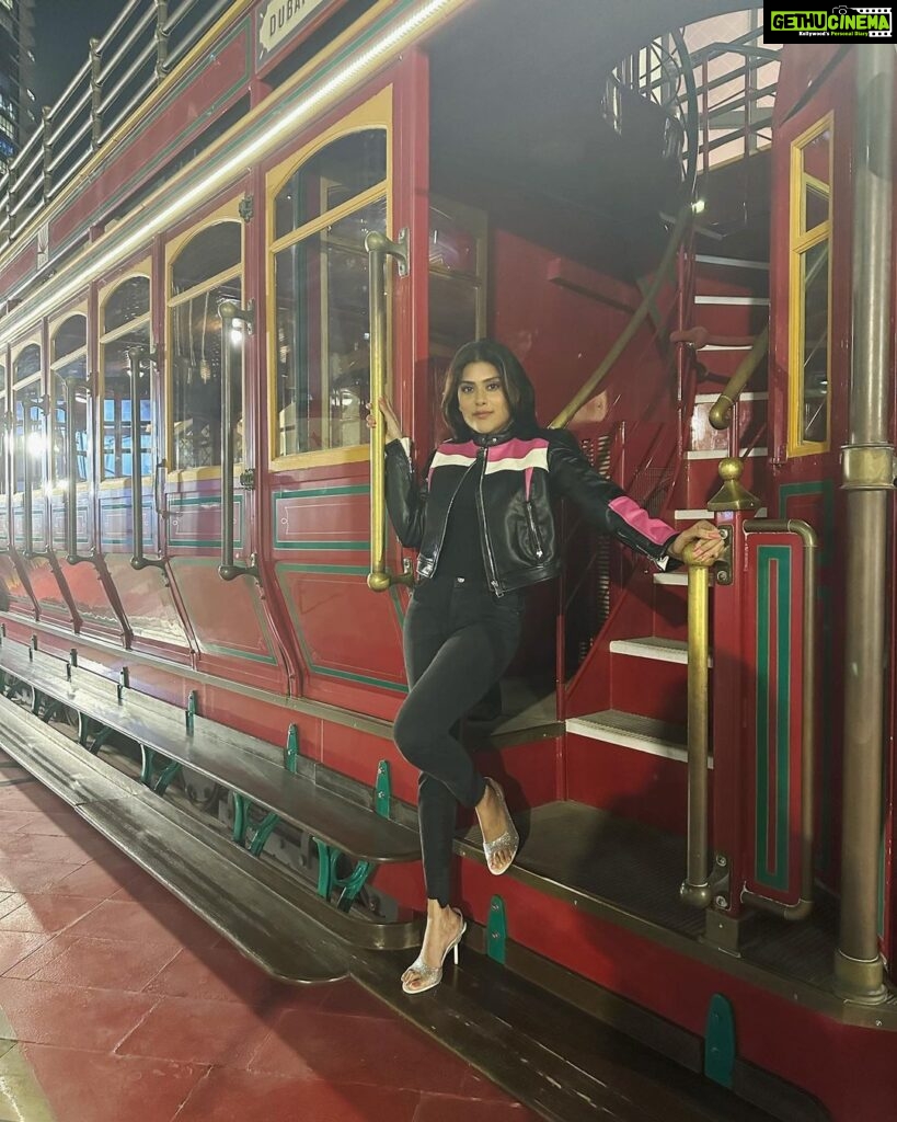 Naira Shah Instagram - Next station 2023!! 💕 #nairshah#2022#december#dubailife#incoming2023#blessed#thankyoumighty DownTown, Burj Khalifa