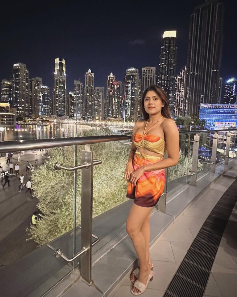 Naira Shah Instagram - In love with the magic💕😌 Wearing @preciosa_boutiq #nairashah#dubai#2k22#orange#magic Dubai, United Arab Emirates
