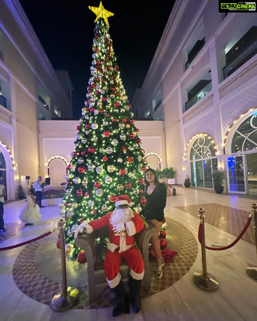 Naira Shah Instagram - What are the odds of meeting an Indian Santa on the land of Dubai? I’d say extremely good! Hope y’all had the Merriest Christmas ever #happyholidays#2k22#nairashah Al Habtoor Polo Resort