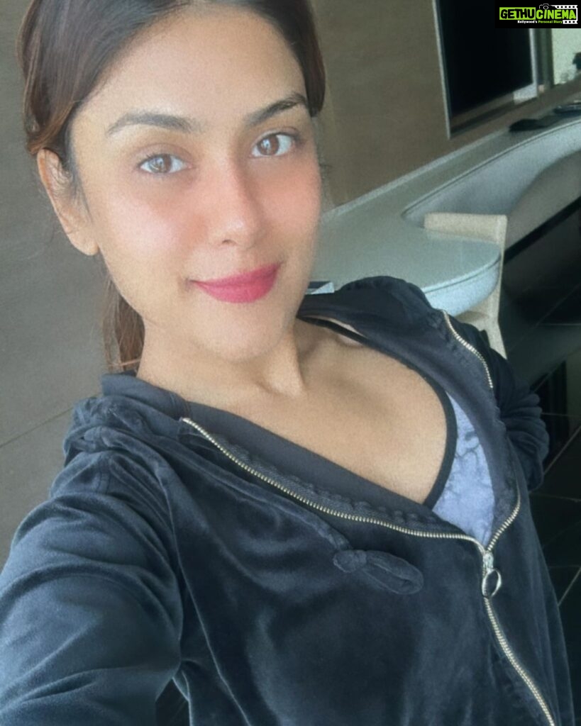Naira Shah Instagram - Love the skin you’re in, it’s the best self care 💕🍀 #nairashah#nomakeup #nofilter #selfie #natural #beauty #love #smile #instagood #naturalbeauty#happyholidays TROVE Dubai