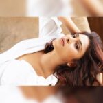 Naira Shah Instagram - Relax! And accept the crazy!!! 😌 #nairashah#2k22#decemberfeels#whiteshirt#casualstyle#casualfashion#beu photography: @munnasphotography Assistant: @prashant.photography