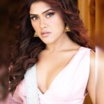 Naira Shah Instagram - 🌸🌸🌸 Photography : @munnasphotography Assistant : @prashant.photography #Actor #NairaShah #Fashion #FashionModel #Photoshoot #Model #ActorLife #Artist #PhotoOfTheDay #Actress #Portraits#2022 Mumbai, Maharashtra