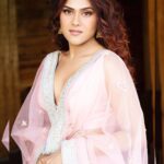 Naira Shah Instagram - Some hearts understand each other even in silence 🌸 #glowing Photo courtesy @munnasphotography Assistant @prashant.photography Hair and Make up @eshaasikka Styling @nazneen.parmar_official Thank you @amarjahills for the lovely experience Amarja Hills
