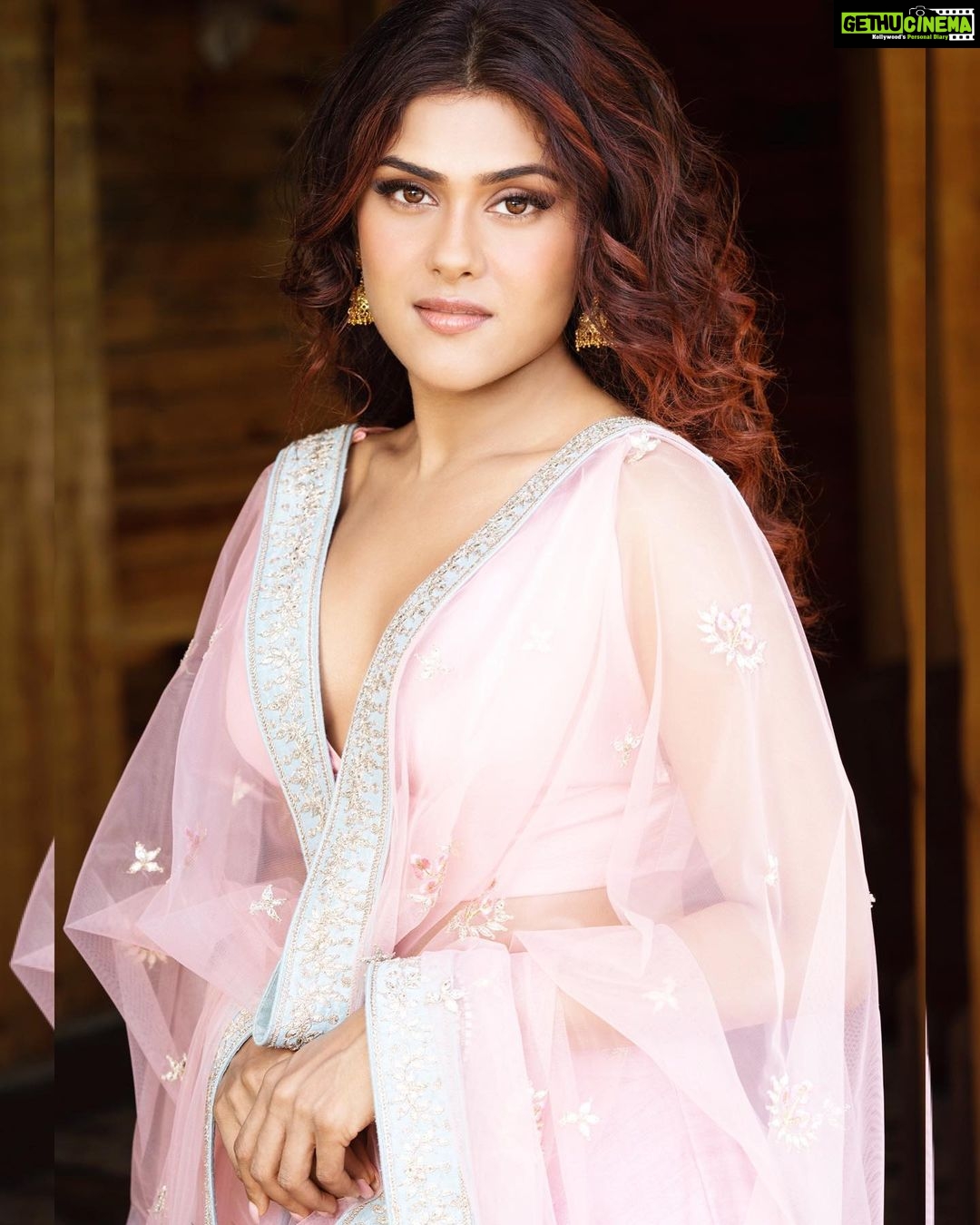 Naira Shah Instagram - Some hearts understand each other even in silence 🌸 #glowing Photo courtesy @munnasphotography Assistant @prashant.photography Hair and Make up @eshaasikka Styling @nazneen.parmar_official Thank you @amarjahills for the lovely experience Amarja Hills