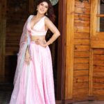 Naira Shah Instagram - Some hearts understand each other even in silence 🌸 #glowing Photo courtesy @munnasphotography Assistant @prashant.photography Hair and Make up @eshaasikka Styling @nazneen.parmar_official Thank you @amarjahills for the lovely experience Amarja Hills
