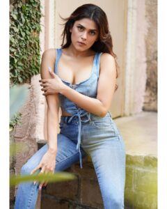 Naira Shah Instagram - 🦋🦋🦋

#DenimOnDenim #ModelStyle #FashionForward #OOTD #Fashion #ModelLife #Actor #OOTD #Trending