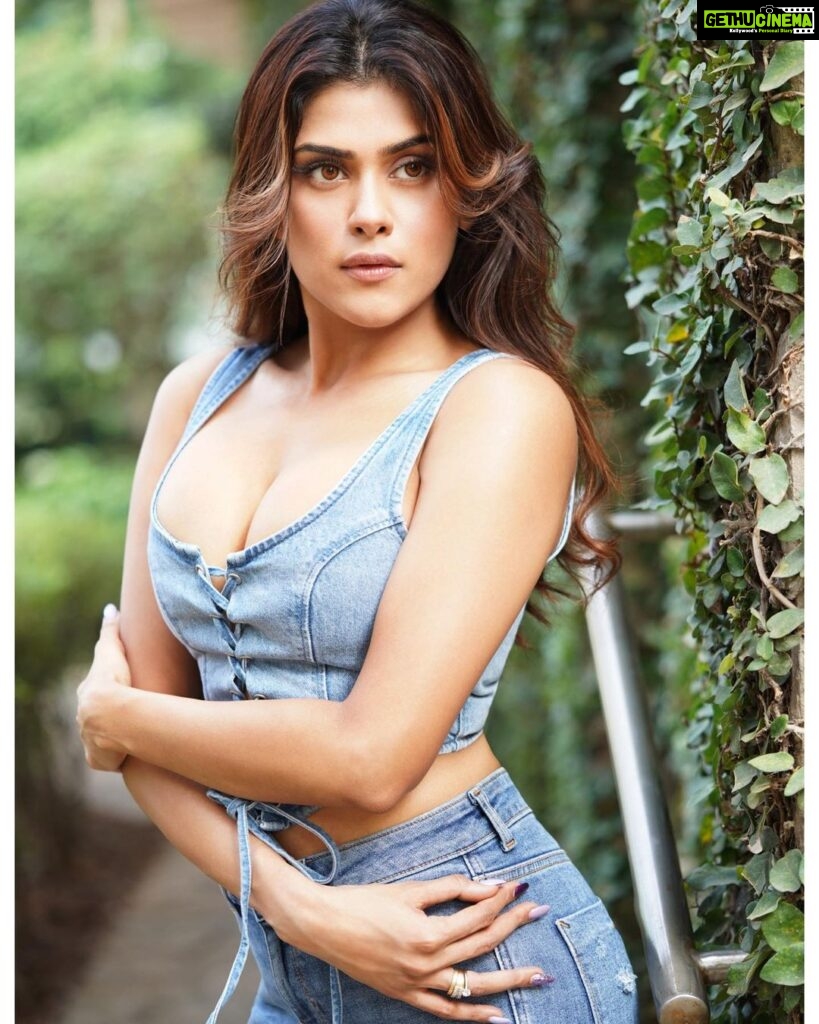 Naira Shah Instagram - Food Water Denim Let’s get back to the ESSENTIALs! 😌 Pic courtesy @munnasphotography Mua @makeupbyaanchalasrani Styled by @nazneen.parmar_official #DenimOnDenim #ModelStyle #FashionForward #OOTD #Fashion #ModelLife #Actor #OOTD #Trending